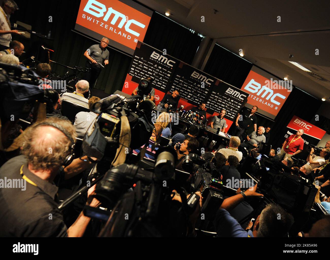 Das BMC-Team hält einen Tag vor dem Start der Tour de France 2012 in ihrem Hotel in Lüttich, Belgien, eine Pressekonferenz ab. Cadel Evans, der Gewinner des Vorjahres und einer der Favoriten, die in diesem Jahr gewonnen werden, spricht mit den Medien. Stockfoto