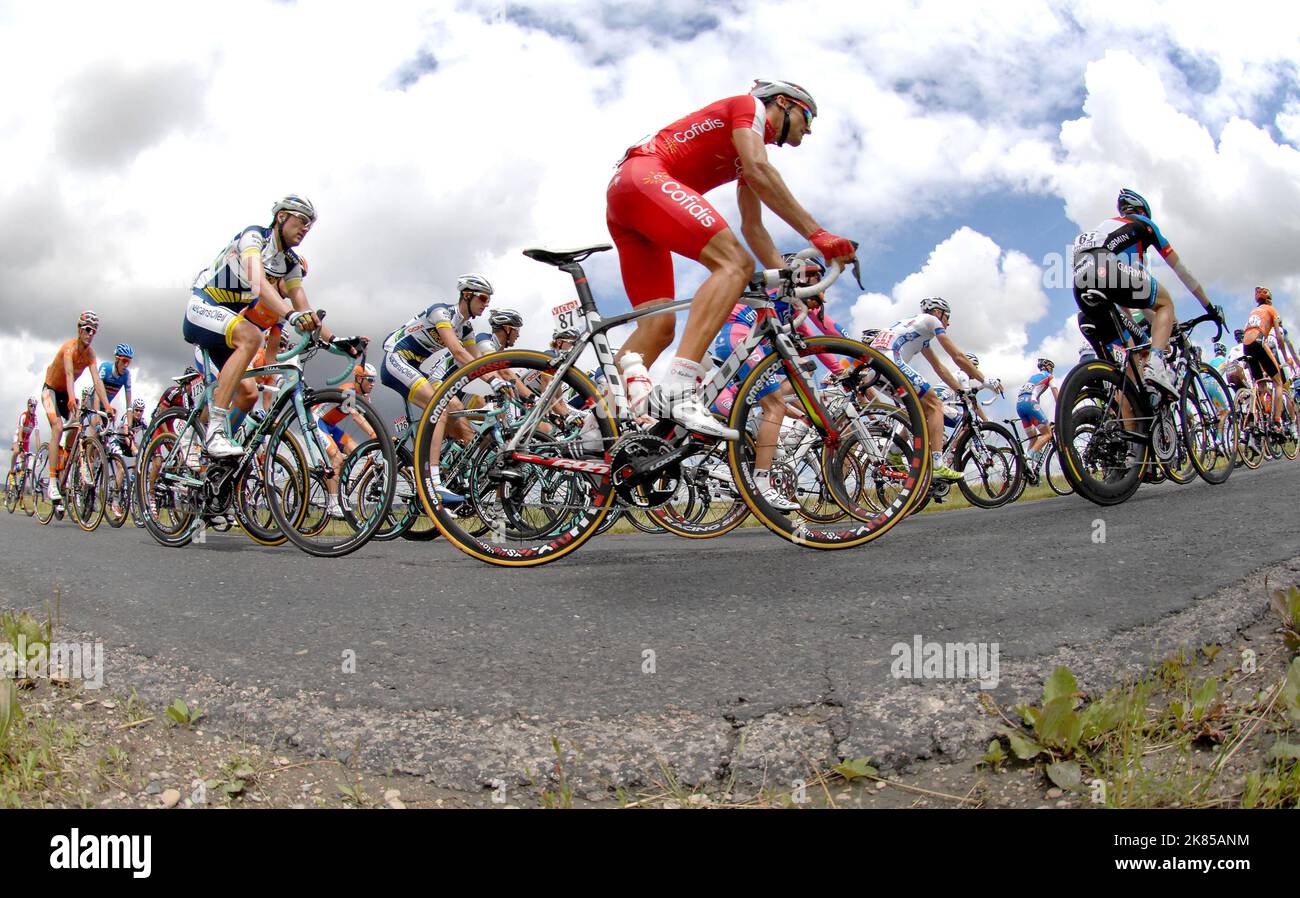 Luis Angel Mate Mardones ESP vom Team Cofidis Credit en Ligne vor Rafael Valls Ferri ESP Vacansoleil-DCM während der Etappe 6 der Tour de France 2012 Stockfoto