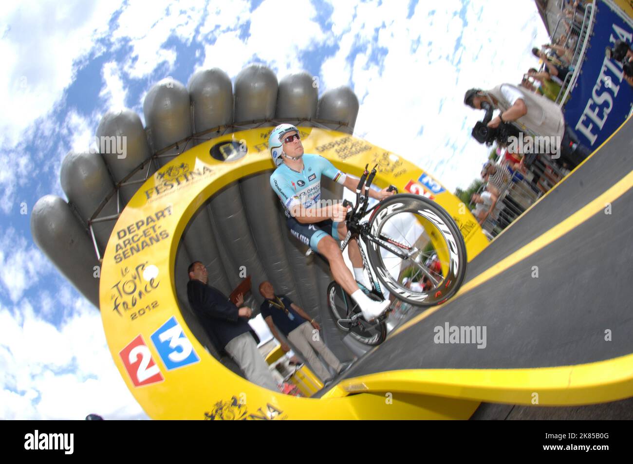 Das Bert Grabsch Team Omega Pharma Quickstep rollt von der Startauffahrt, Etappe 9 Arc-et-Senans, zur Besancon Tour de France Stockfoto