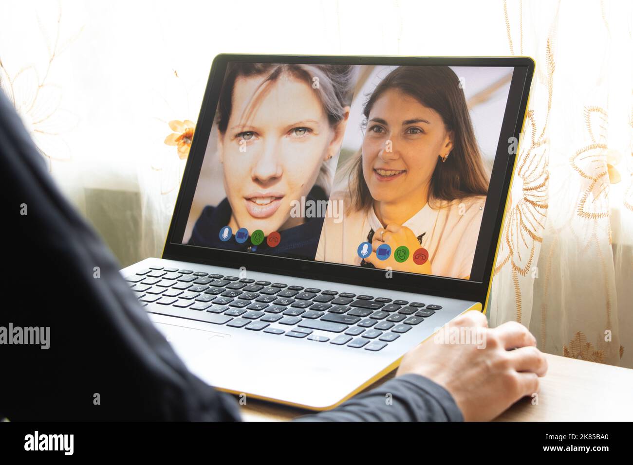 Ein Mädchen von zu Hause kommuniziert mit einem Laptop über Videokommunikation, Videokommunikation auf einem Laptop-Computer, Webcam, Video-Chat Stockfoto