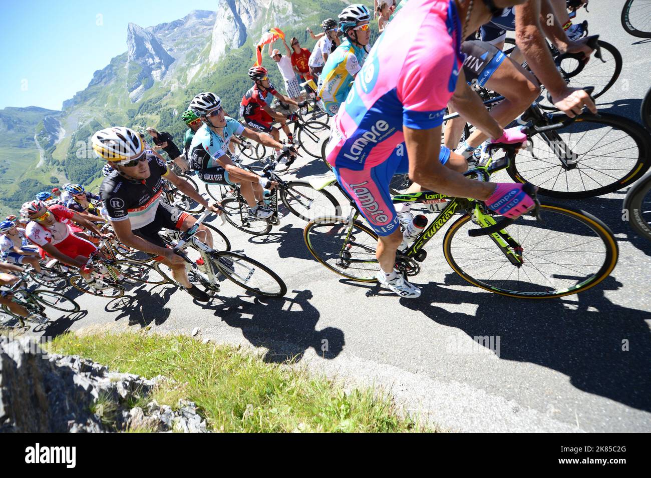 Chris Horner Team Radioshack fährt neben Bert Grabsch Team Omega Pharma Quickstep fährt den Col D'Aubisque. Tour de France 2012 Etappe 16, Pau - Bagnere de Luchon Stockfoto