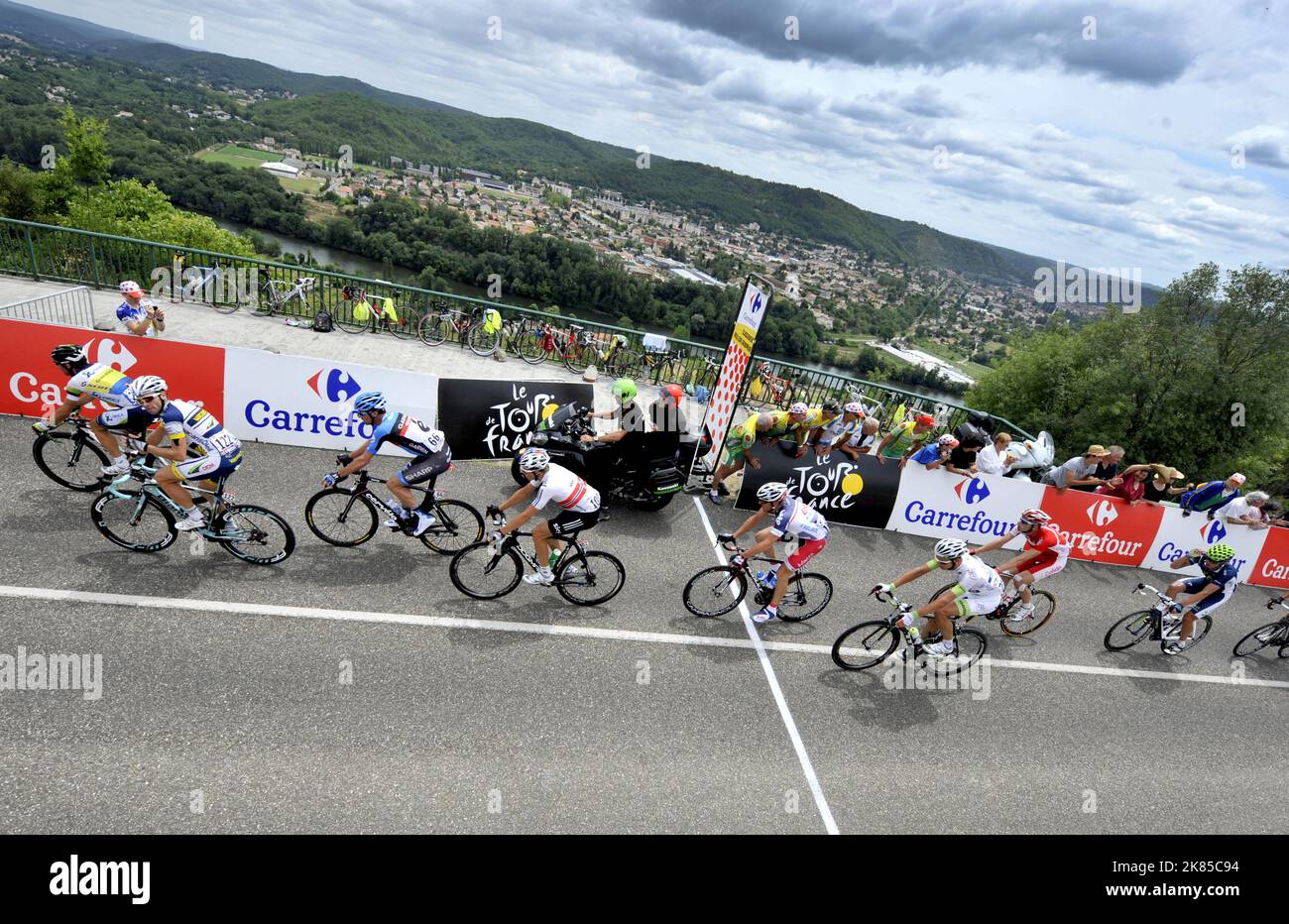 Der Gipfel der Cote de Cahors als Frontmannschaft, darunter: Chris Boeckmans Team Vacansoleil i DCIM , David Millar Team Garmin Sharp, Edvald Boasson Hagen Team Sky, Adam Hansen Team Lotto Belisol und Patrick Gretsch Team Argos - Shimasno. Stockfoto