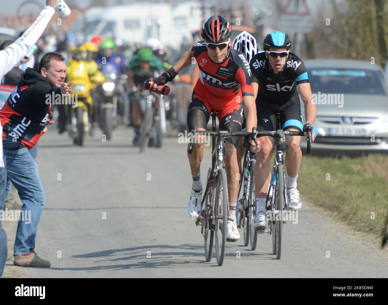 Taylor Phinney Team das Rennteam von Radioshack holt sich vor Mathew Hayman von Sy Procycling eine Wasserflasche von seinem Soigneur Stockfoto