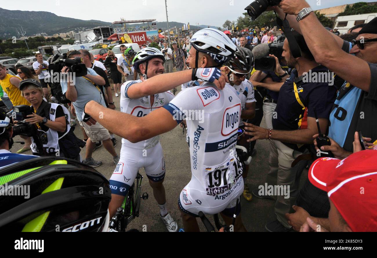 Marcel Kittle Team Argos Shimano gewinnt die Etappe im Endspurt 100m und kommt auf das Podium, um seine Trophäe zusammen mit dem gelben Leadertrikot, dem Green Points Leadertrikot und dem weißen Nachwuchstrikot zu holen. Stockfoto