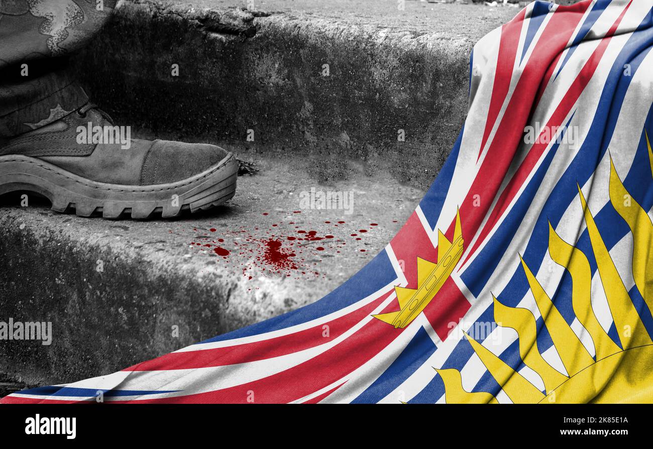 Das Bein des Militärs steht auf der Stufe neben der Flagge von British Columbia, dem Konzept des militärischen Konflikts Stockfoto