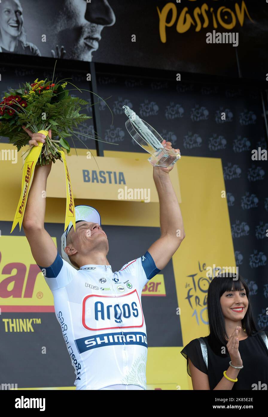 Marcel Kittle Team Argos Shimano gewinnt die Etappe im Endspurt 100m und kommt auf das Podium, um seine Trophäe zusammen mit dem gelben Leadertrikot, dem Green Points Leadertrikot und dem weißen Nachwuchstrikot zu holen. Stockfoto