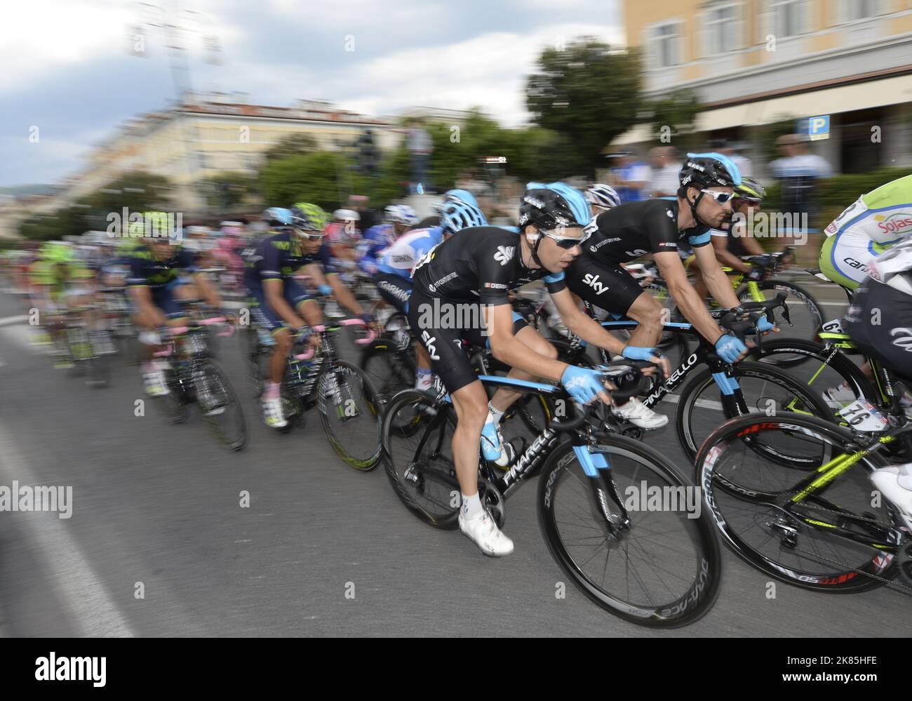 Philip Deignan und Bernhard Eisel, Team Sky, reiten im Hauptfeld, um die Ausreissergruppe in Triest zu verfolgen. Stockfoto