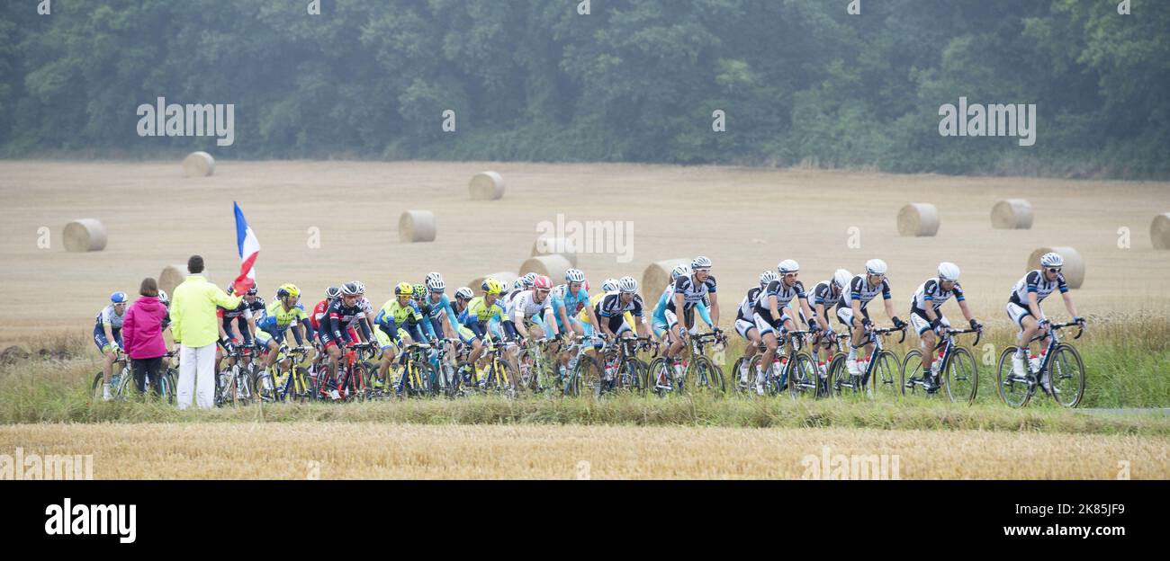 Die abtrünnigen Fahrten zwischen den Heuballen. Marcel Kittels Team Giant Shimano fährt mit dem deutschen Meister Andre Greipel mitten im Haufen durch die Somme-Landschaft und gewinnt schließlich die Etappe in Reims. Stockfoto