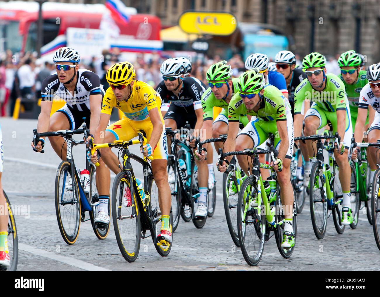 Etappe 21 Tour De France Evry - Paris Champs Elyesse - Vincenzo Nibali im Gelben Jersey, umgeben von Cannondale-Fahrern Stockfoto