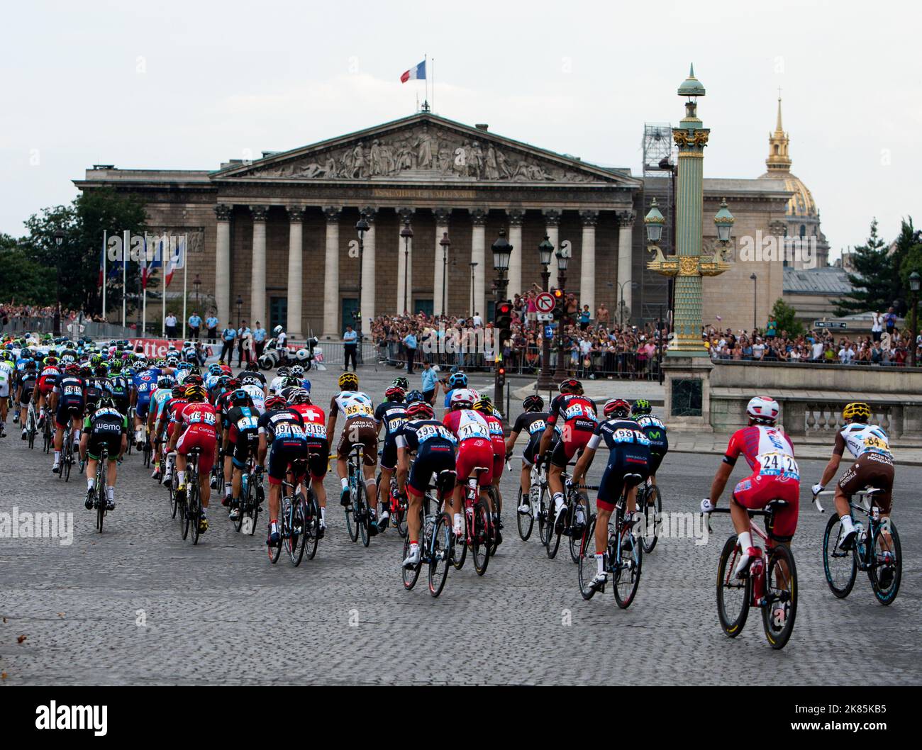Etappe 21 Tour De France Evry - Paris Champs Elyesse - die Pelotonfahrt am Palais Bourbon vorbei Stockfoto