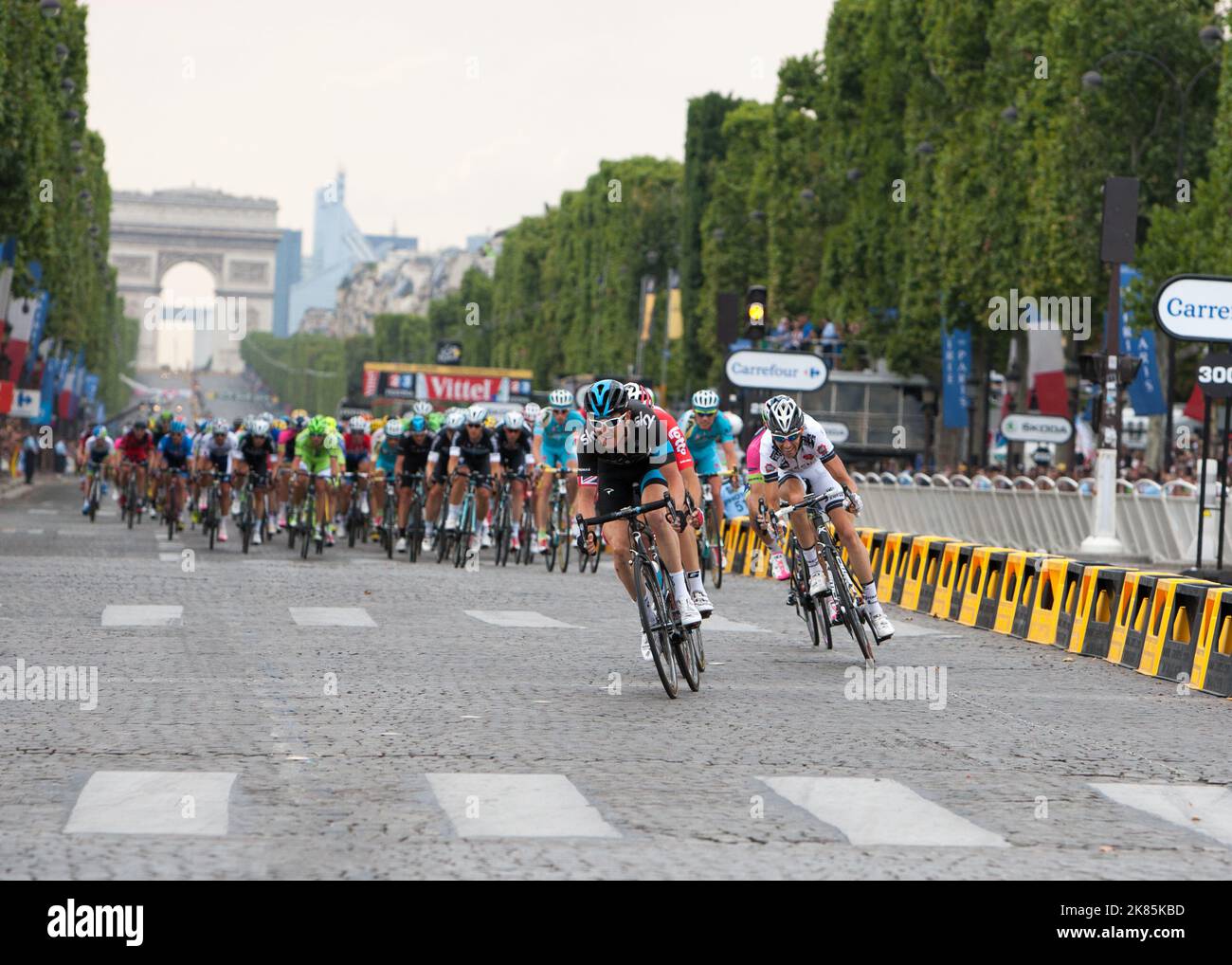 Etappe 21 Tour De France Evry - Paris Champs Elyesse - Geraint Thomas wird nach der Pause an der Spitze des Feldes auf der Champs Elyesse angefallen Stockfoto