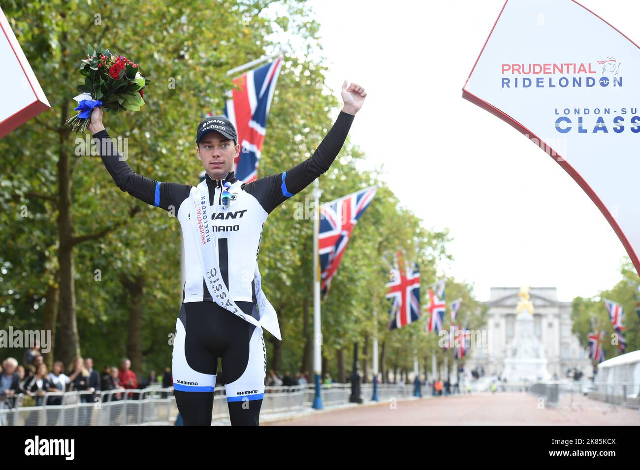 Sprint-Gewinner Steven Lammertink Team Giant Shimano auf dem Podium vor dem Buckingham Palace entlang der Mall. Stockfoto