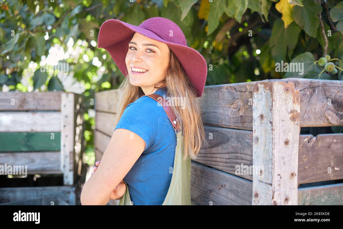 Glückliches Porträt einer Frau im Naturpark für Geisteshaltung Frieden, Freiheit im Freien oder natürliche Frühlingsluft, Ruhe und gesunden Geist. Wellness-Lifestyle, Glück Stockfoto