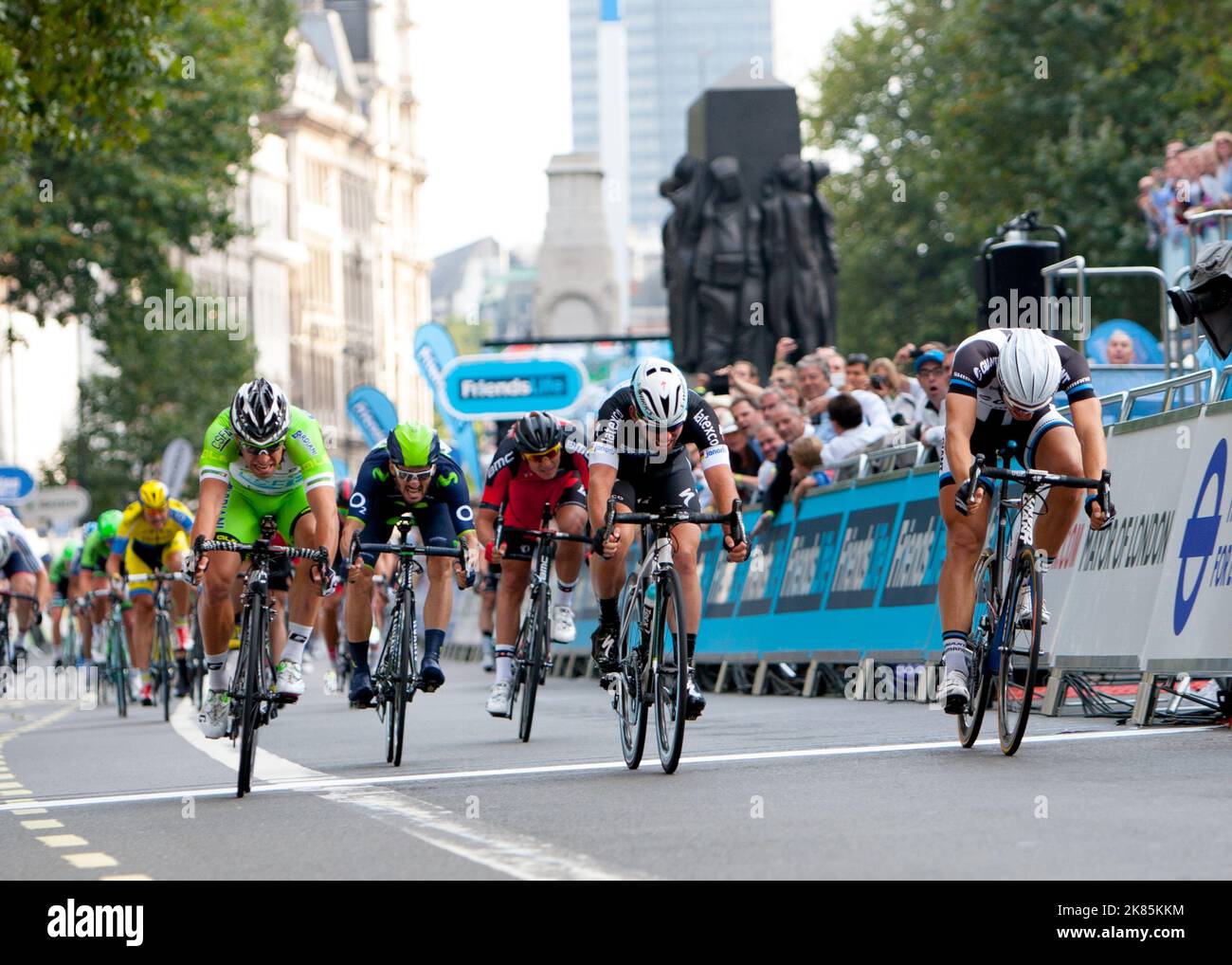 Mark Cavendish und Marcel Kittle kämpfen bis zur letzten Etappe der britischen Tournee in London Stockfoto