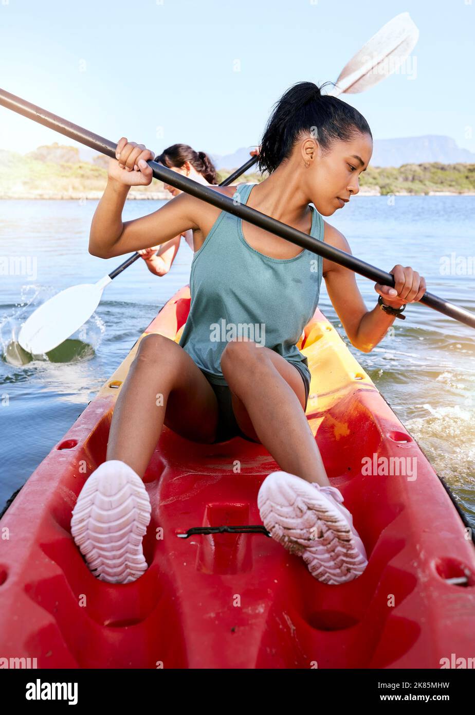 See, Freunde und Kajak Abenteuer mit Wassersport auf Reise Kanu fahren, Kajakfahren und Paddeln auf ruhigen Natur Fluss. Sport, Urlaub oder Stockfoto