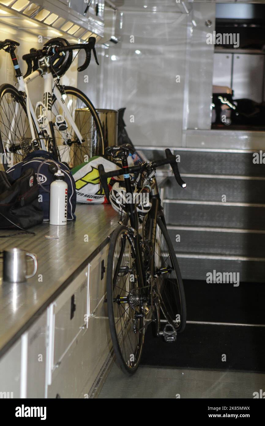 Motorsportmobil, mit weißem Fahrrad der Marke Hoy. Sir Chris Hoy - Track Cycling Welt- und Olympiasieger im Ginetta Nissan LM P3 beim Testtag für die Ausgabe 83. der 24 Stunden von Le Mans. Stockfoto