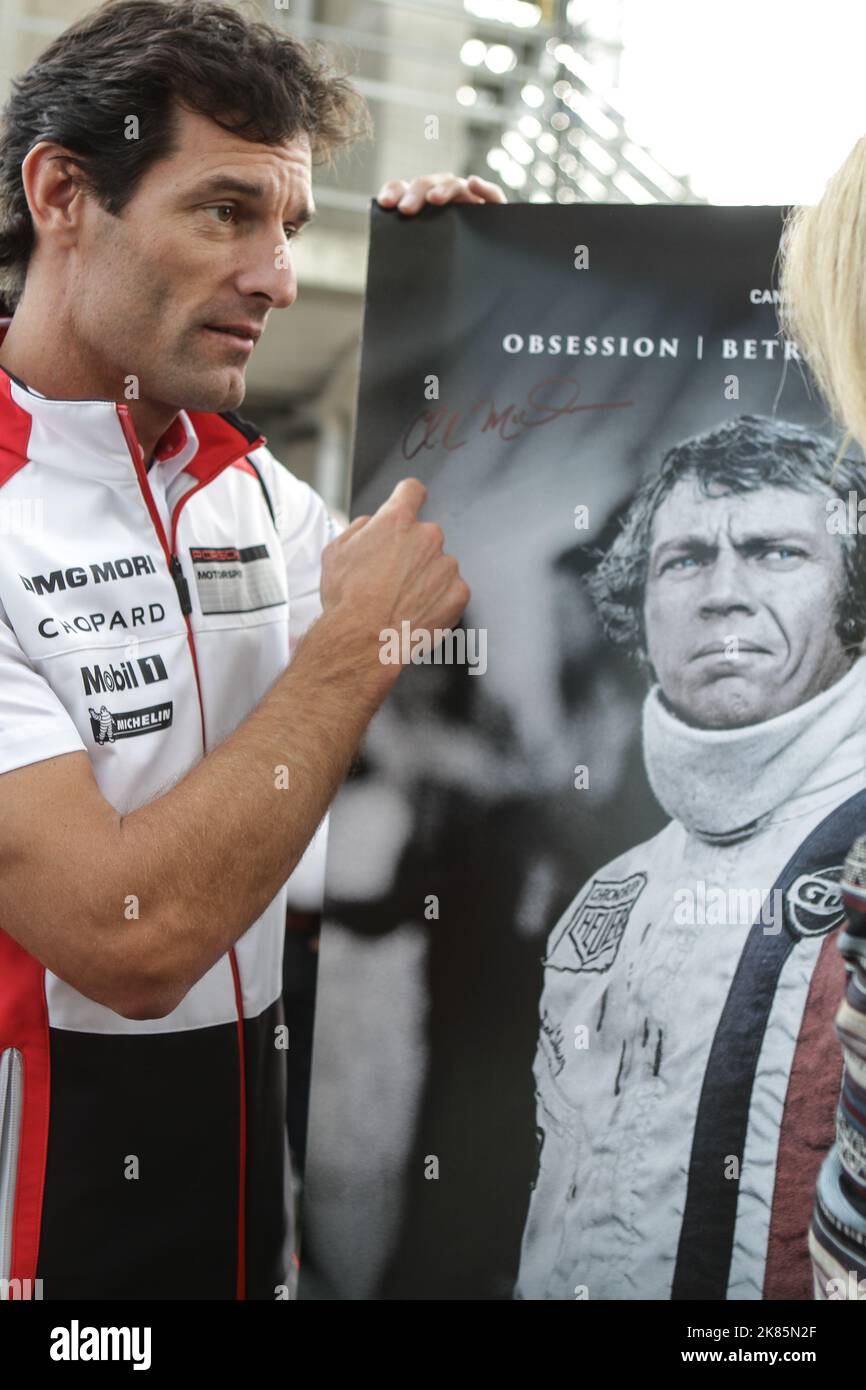 Ex-F1-Pilot Mark Webber bat vor den 24 Stunden von Le Mans 2015 um die Unterzeichnung eines Steve McQueen-Posters, der legendäre Star ist ein Synonym für das Rennen Stockfoto