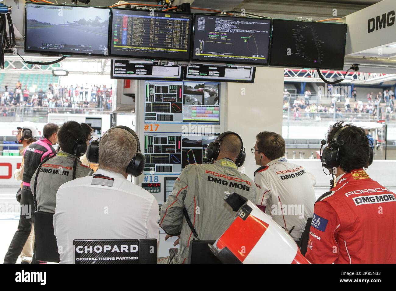 Im Labor, das ist die Porsche Teamgrube in Le Mans. In weißem Hemd links Wolfgang Hatz, Porsche-Vorstand, und in rotem Overall Ex-Formel-1-Fahrer Mark Webber, Stockfoto