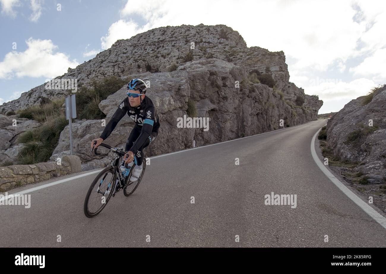 Andrew Fenn steigt während des Trainings im Sky Team Training Camp Mallorca 2016 auf die Sa Colobra Stockfoto