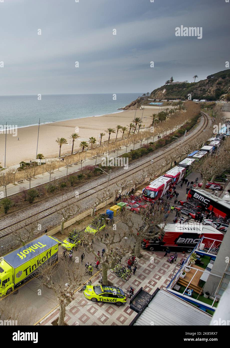 Der erste Tag des Rennens in der 2016 Volta Ciclista a Catalunya in Calella - Luftaufnahme des Teams Busse aufgereiht entlang der Küste - Tinkoff, BMC Pro Racing Stockfoto