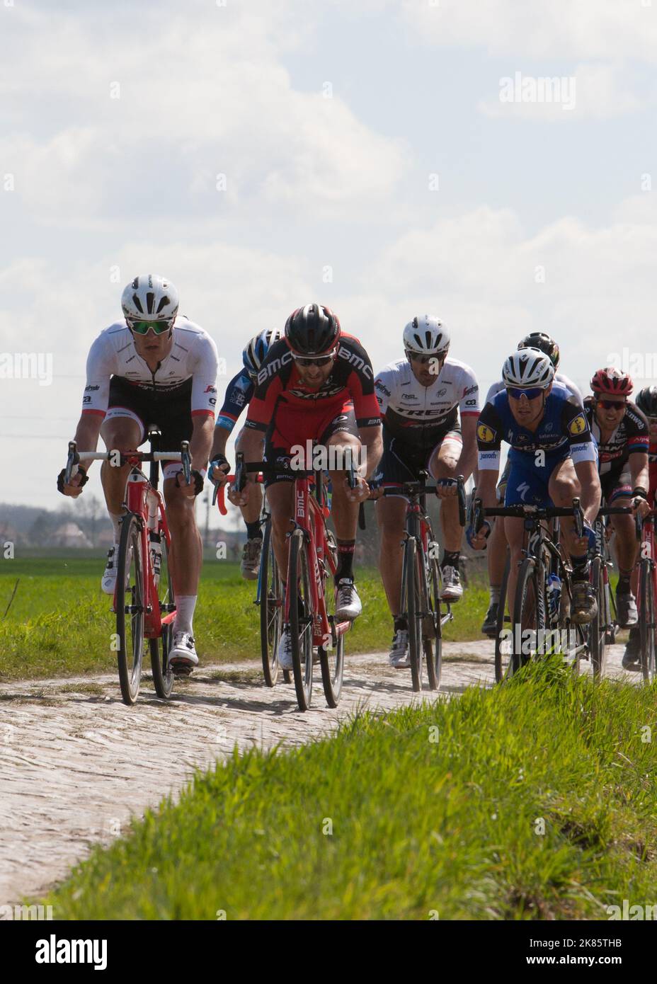 Fabian Cancellara lässt seine Teamkollegen die Arbeit erledigen und versucht, die vordere Hälfte des Feldes zurückzuholen Stockfoto