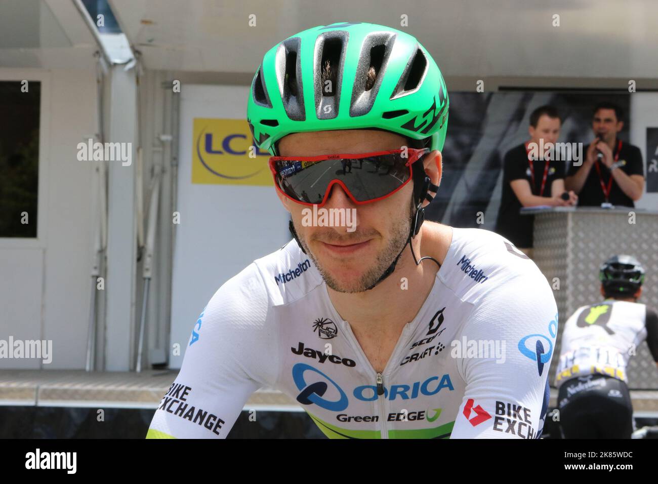 Adam Yates GB Orica Team auf der Bühne Schild auf La Rochette Stockfoto