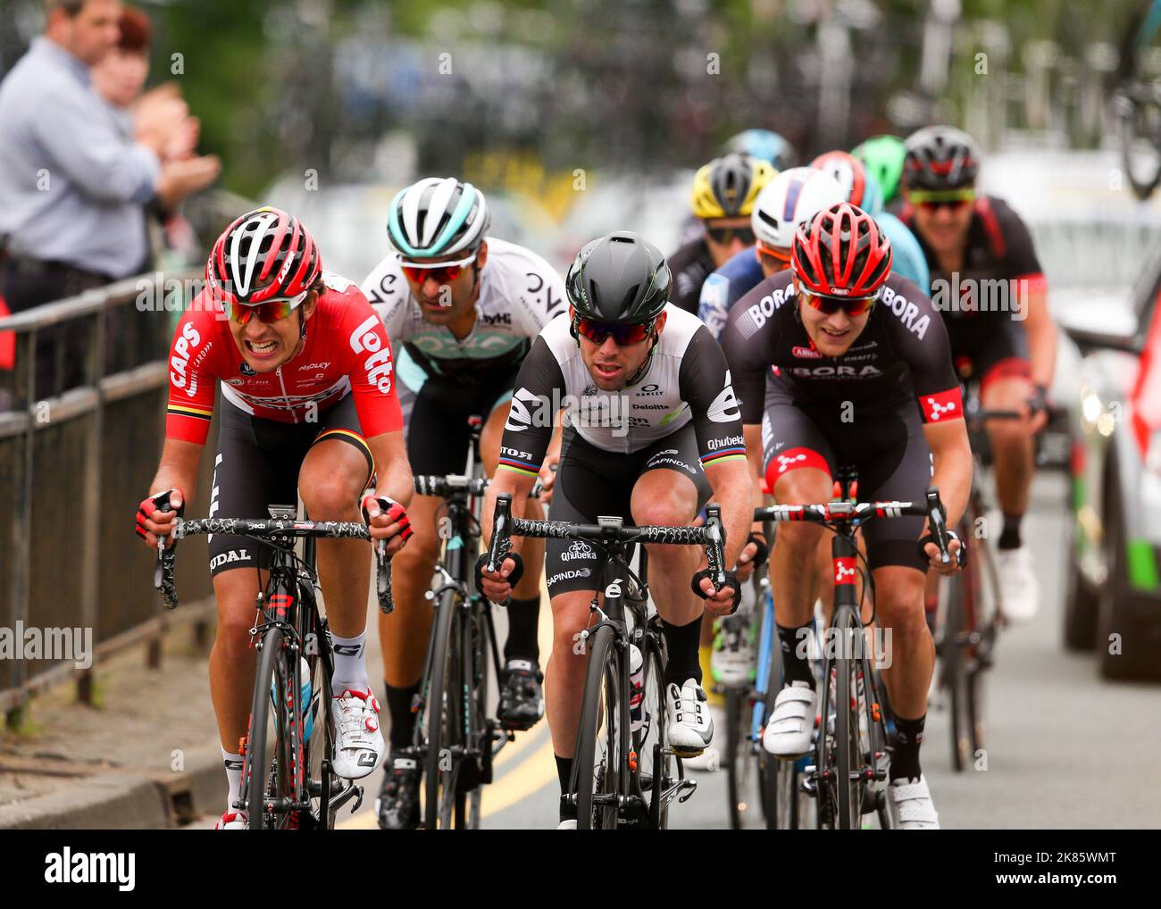 British Mens National Road Race Champs 2016 James Shaw (Lotto soudal U23) und Mark Cavendish (Team Dimension Data) fahren die Verfolgergruppe in der Schlussphase des British National Road Race 2016 Stockfoto