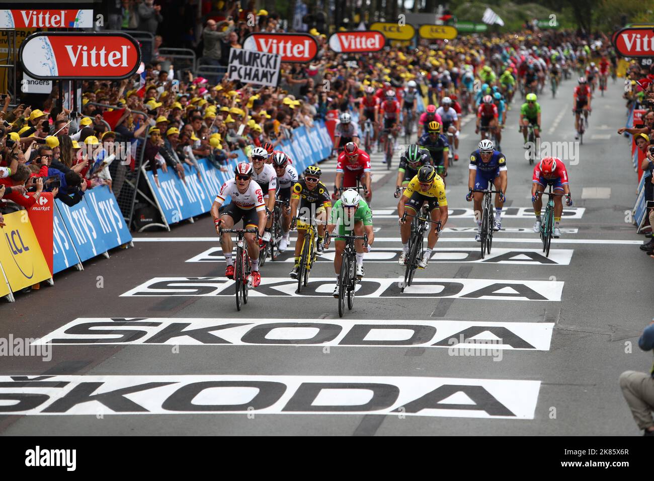 Mark Cavendish (Dimension Data) und Andre Greipel (Lotto soudal) tauchen auf der 3. Etappe der Tour de France 2016 in Angers ein Stockfoto