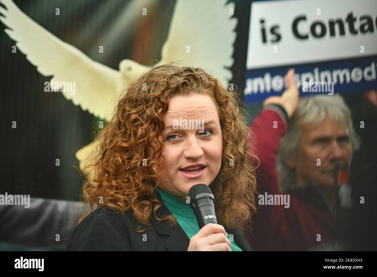 CHRISTCHURCH, NEUSEELAND, 21. SEPTEMBER 2022: Counterspin Media Director Hannah Spierer spricht vor dem Christchurch Court House, Neuseeland, Unterstützer an. Spierer und seine Mitregisseurin Kelvyn Alp haben einen Prozess durch die Jury gewählt, weil sie beschuldigt haben, anstößiges Material über die Schüsse der Christchurch-Moschee zu veröffentlichen. Stockfoto