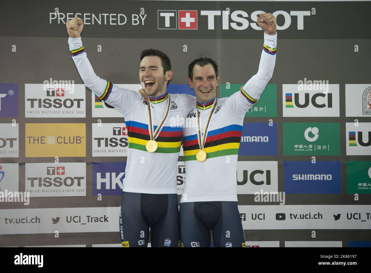 Benjamin Thomas und Morgan Kneisky aus Frankreich, Gewinner des madison, Hong Kong Velodrome, 16. April 2017 (Foto: Casey B. Gibson) Stockfoto