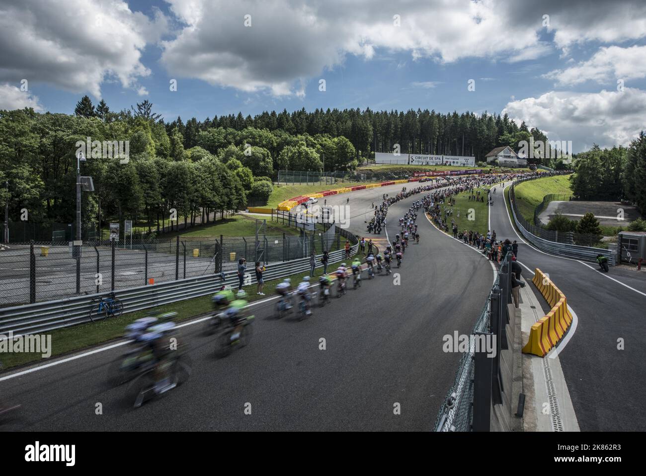 Das Peleton navigiert auf der Rennstrecke von Spa-Francorchamps auf der Rennetappe 3. der Tour de France 2017, Verviers in Belgien bis Longwy in Frankreich Stockfoto