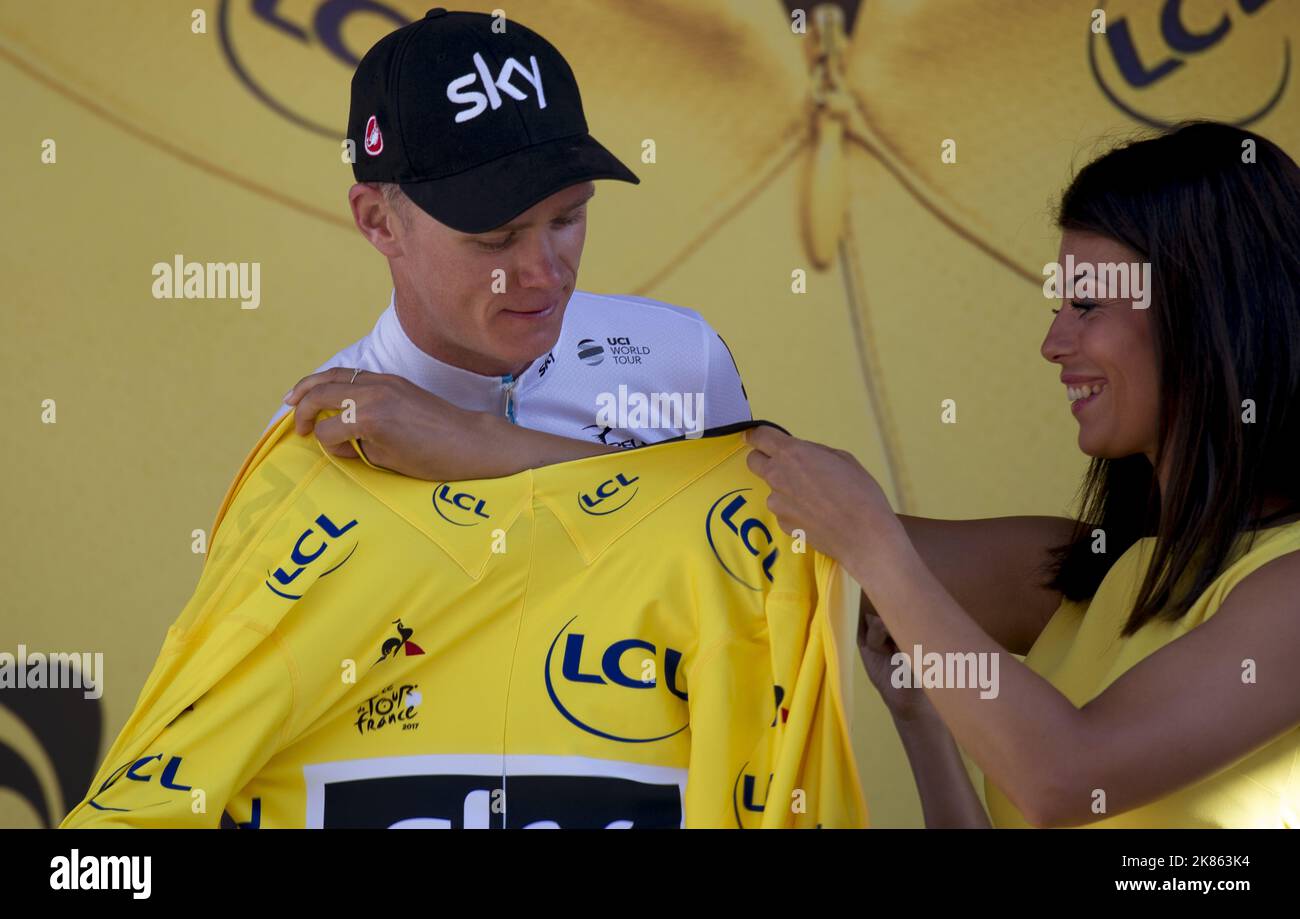 Der Großbritanniens Chris Froomeretains führt in der Gesamtwertung und steht auf dem Podium, um sein gelbes Leadertrikot in der Etappe 15. der Tour de France 2017 einzuholen Stockfoto