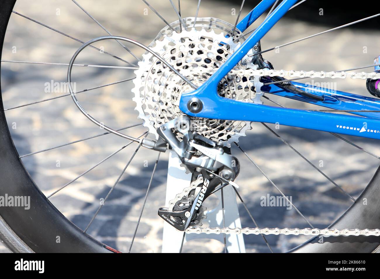 Die üppige Verzahnung der 1x Antriebskette der Aqua Blue Sportbikes zeigt, wie hügelig die Strecke ist Stockfoto