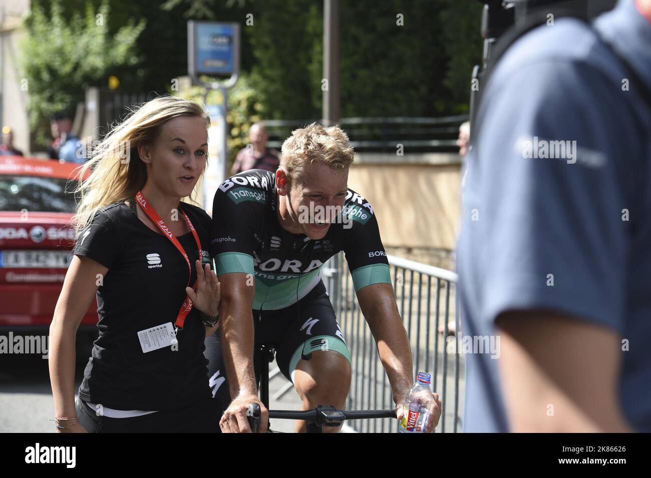 Etappensieger Pascal Ackermann fährt nach dem Rennen auf der 2. Etappe des Criterium du Dauphine am 5. Juni 2 2018 auf das Podium. Stockfoto