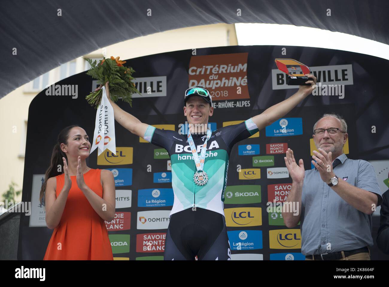 Etappensieger Pascal Ackermann fährt nach dem Rennen auf der 2. Etappe des Criterium du Dauphine am 5. Juni 2 2018 auf das Podium. Stockfoto