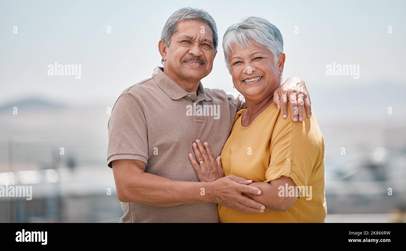 Paar, glücklich und Outdoor-Porträt von Senioren Liebe auf Ruhestand Urlaub in einer Stadt mit einem Lächeln und Sorgfalt verbunden und umarmt. Glück, Unterstützung und Stockfoto