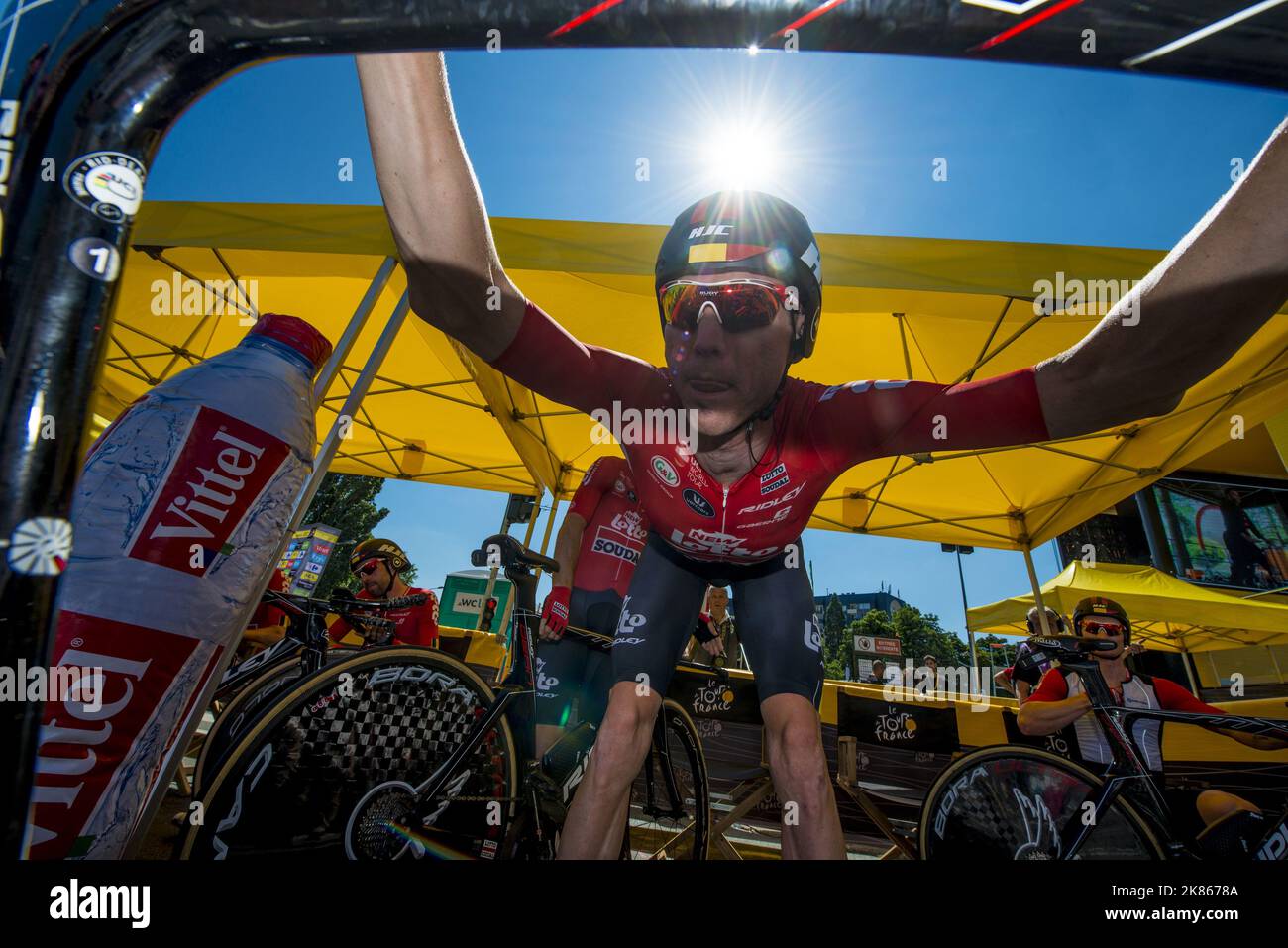 Das Team von Lotto Soudal und Marcel Sieberg limpern für den Start des Zeitfahrens Stockfoto