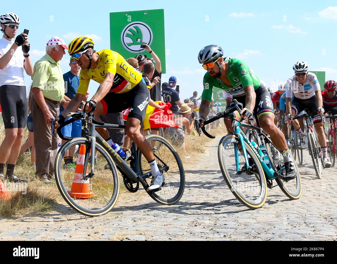 Anführer des gelben Trikots greg van avermaet (BMC), flankiert vom grünen Trikot Peter Sagan (Bora) Stockfoto