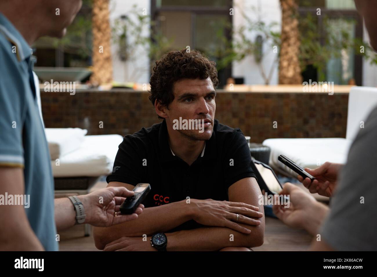 Greg Van Avermaet, Team CCC, beantwortet Fragen vor dem Rennen in der Ausgabe 10. der Tour of Oman in Muscat. Stockfoto