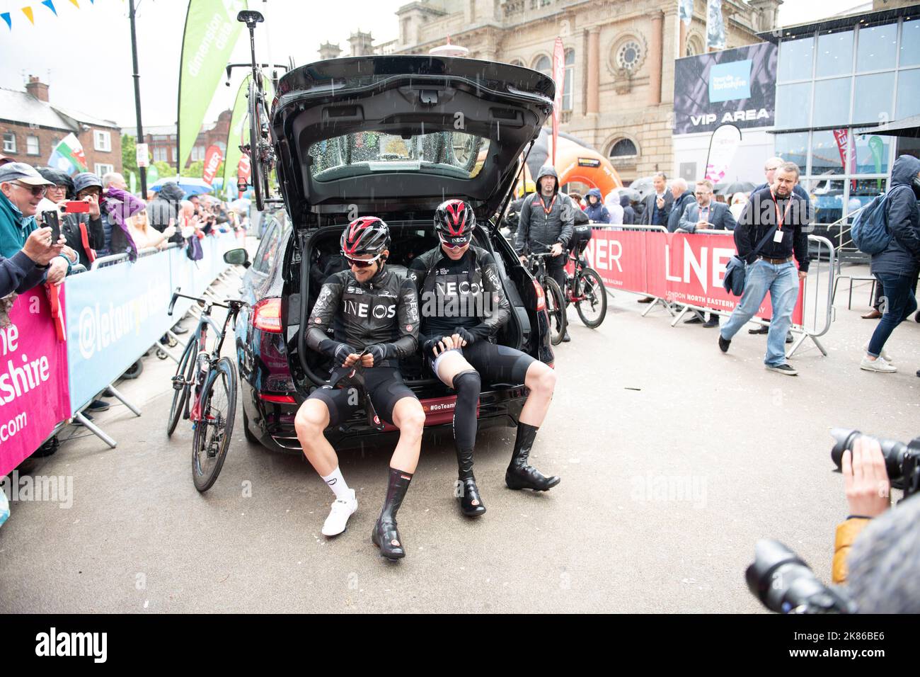 Die Tour de Yorkshire 2019 von Doncaster nach Selby. Das neue Ineos-Team mit Chris Froome bereitet sich beim Start in Doncaster auf das nasse yorkshire-Wetter vor Stockfoto