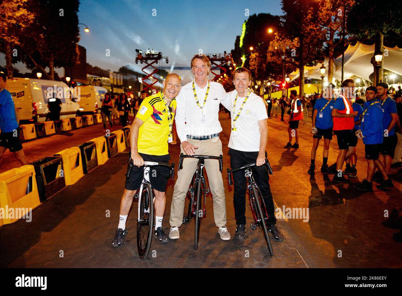 Sir David Brailsford (links) und Besitzer Jim Ratcliffe (Mitte) und Tim ...