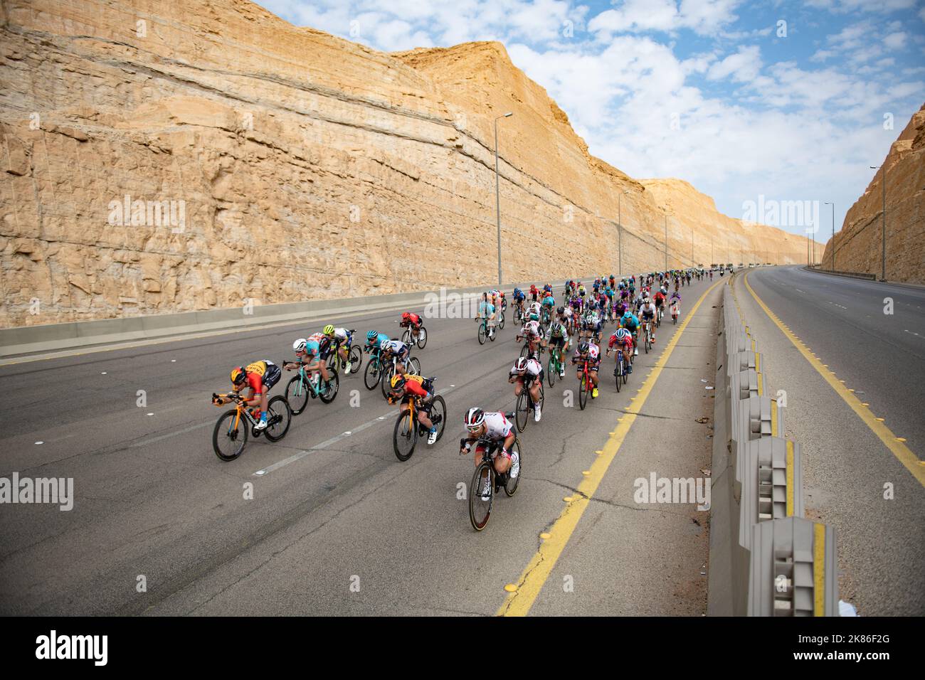 Das Hauptfeld steigt bei der Saudi Tour 2020 auf der Autobahn durch die Wüste ab Stockfoto