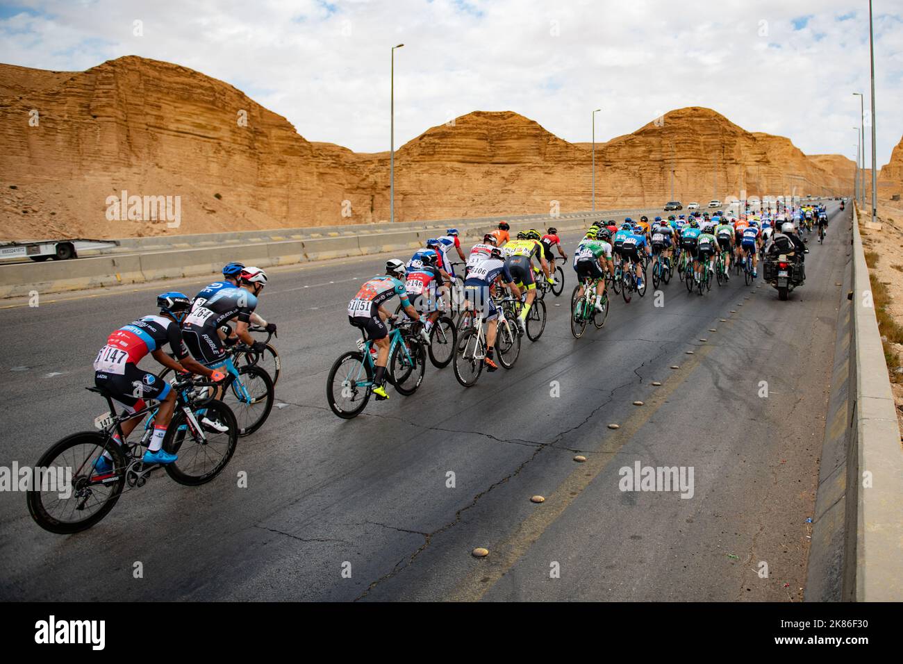 Das Hauptfeld fährt die zweite Hälfte der Strecke der Saudi Tour 2020 Stockfoto