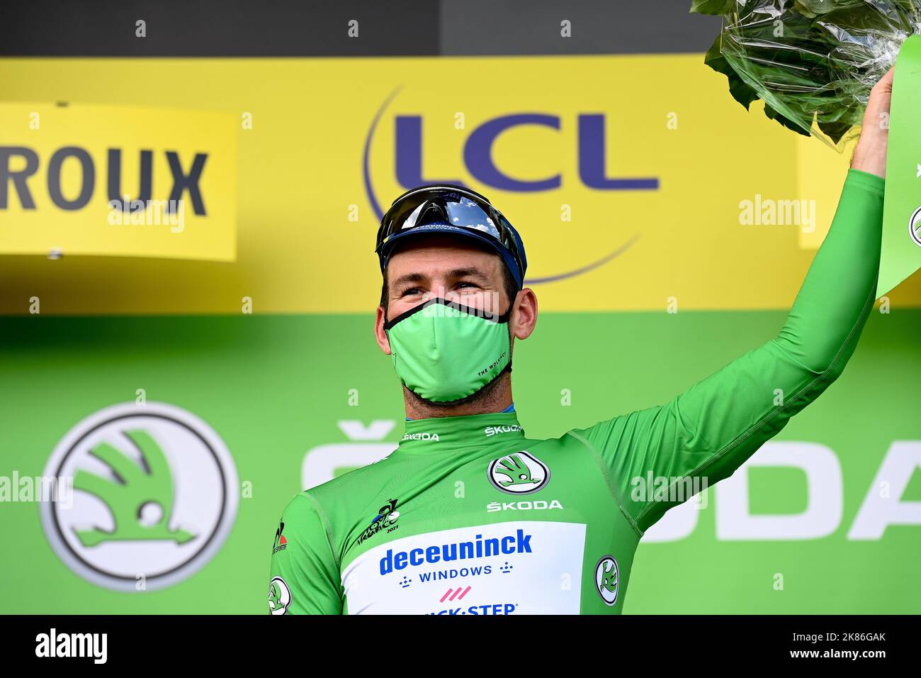 Der britische Mark Cavendish für das Team Deceuninck Quick Step gewinnt in der ersten Rennwoche ein zweites Mal im Sprint die Etappe. Beibehaltung seiner Gesamtpunktzahl in der Kategorie Führung und grünem Trikot. Er kommt auf dem Siegerpodest, um zu feiern. Während der Etappe 6 der Tour de France am Donnerstag, den 1. Juli 2021 Stockfoto