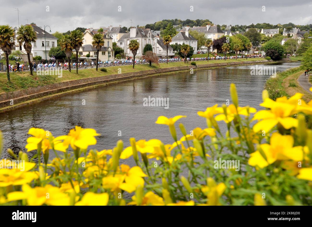 Gesamtansicht des Pelotons, während es durch Pontivy während der Etappe 2 der Tour geht Stockfoto