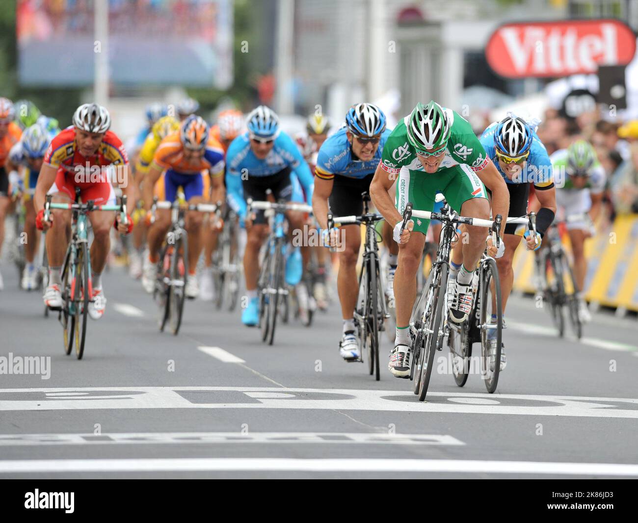 Der Norweger Thor Hushovd vom Team Credit Agricole sprintet auf die Linie vor Kim Kirchen aus Luxemburg und Gerald Ciolek aus Deutschland aus dem Team Columbia Stockfoto