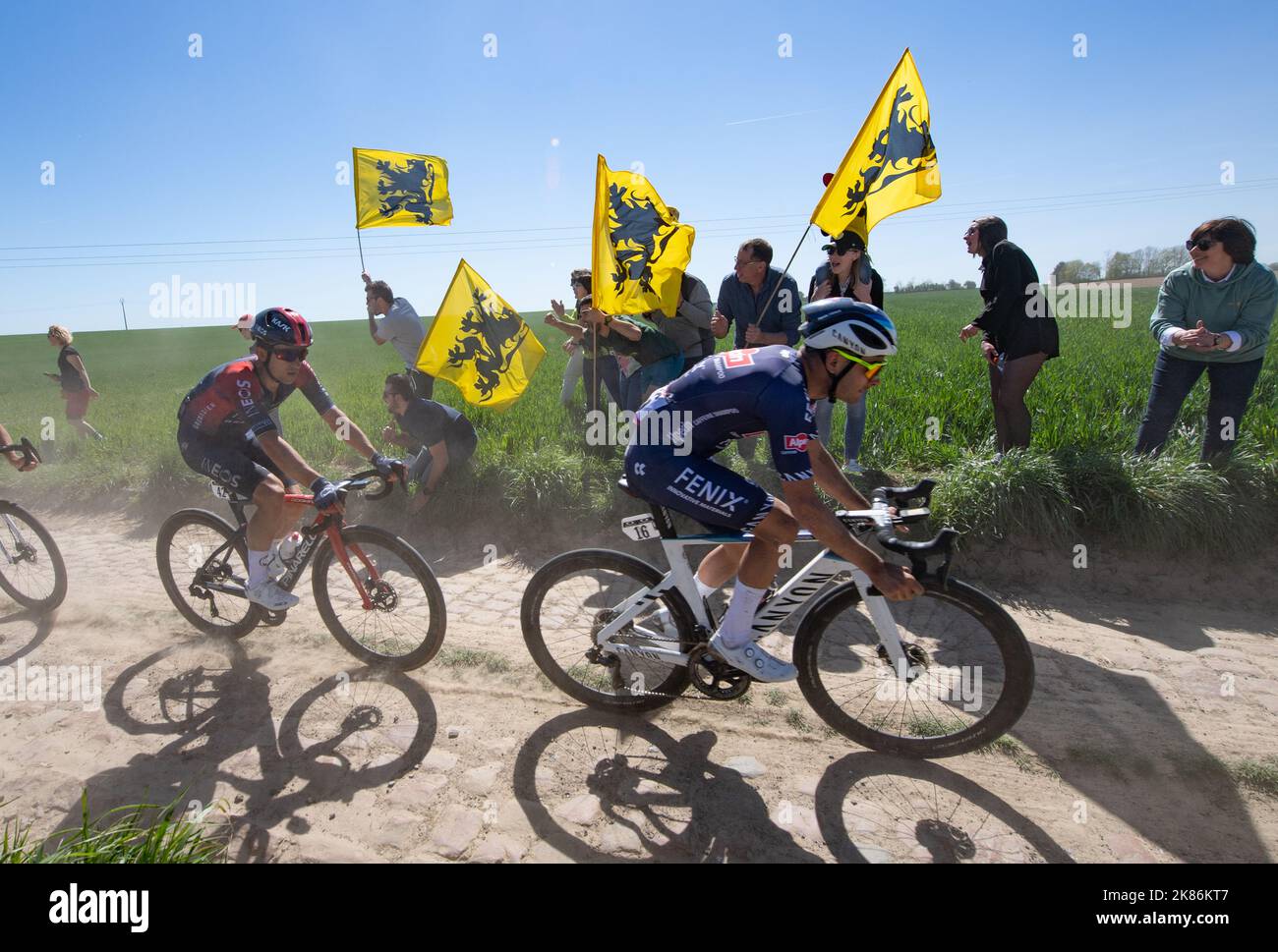 Paris Roubaix 2022, von Compiegne nach Roubaix Velodrome. Gianni Vermeersch (Bel) Team Alpecin fenix vor Michal Kwiatowski Team ineos Grenediers. Stockfoto