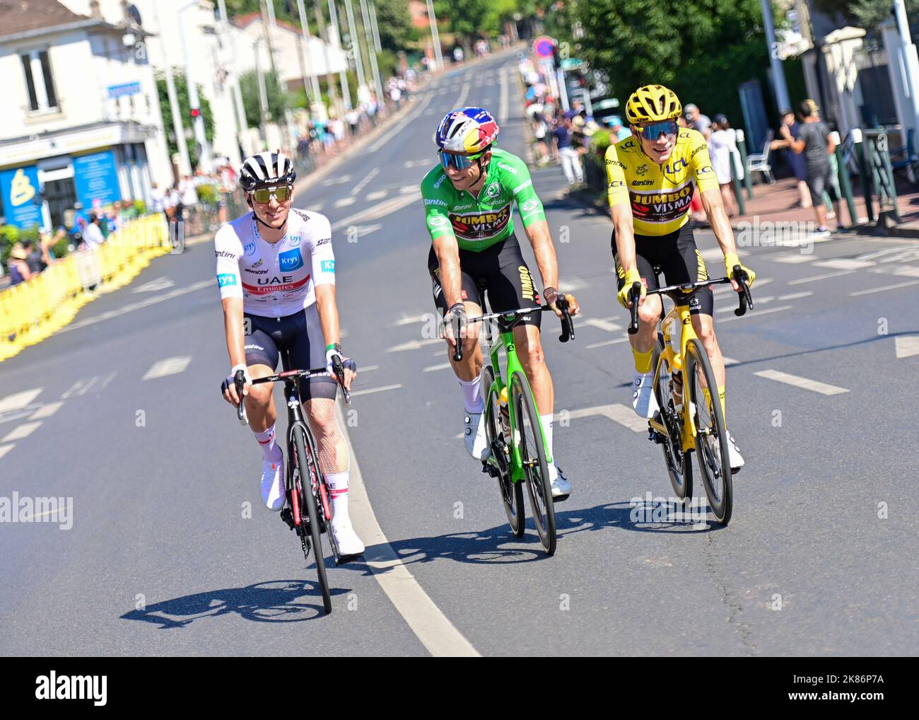 Weißes Trikot Tadej POGAÄŒAR grünes Trikot Wout VAN AERT und gelbes Trikot Jonas VINGEGAARD in Aktion während der Etappe 21 der Tour De France, Lacapelle-Marival nach Rocamadour, am Samstag, 24.. Juli 2022 Credit: Pete Goding/Godingimages/PA Images Stockfoto