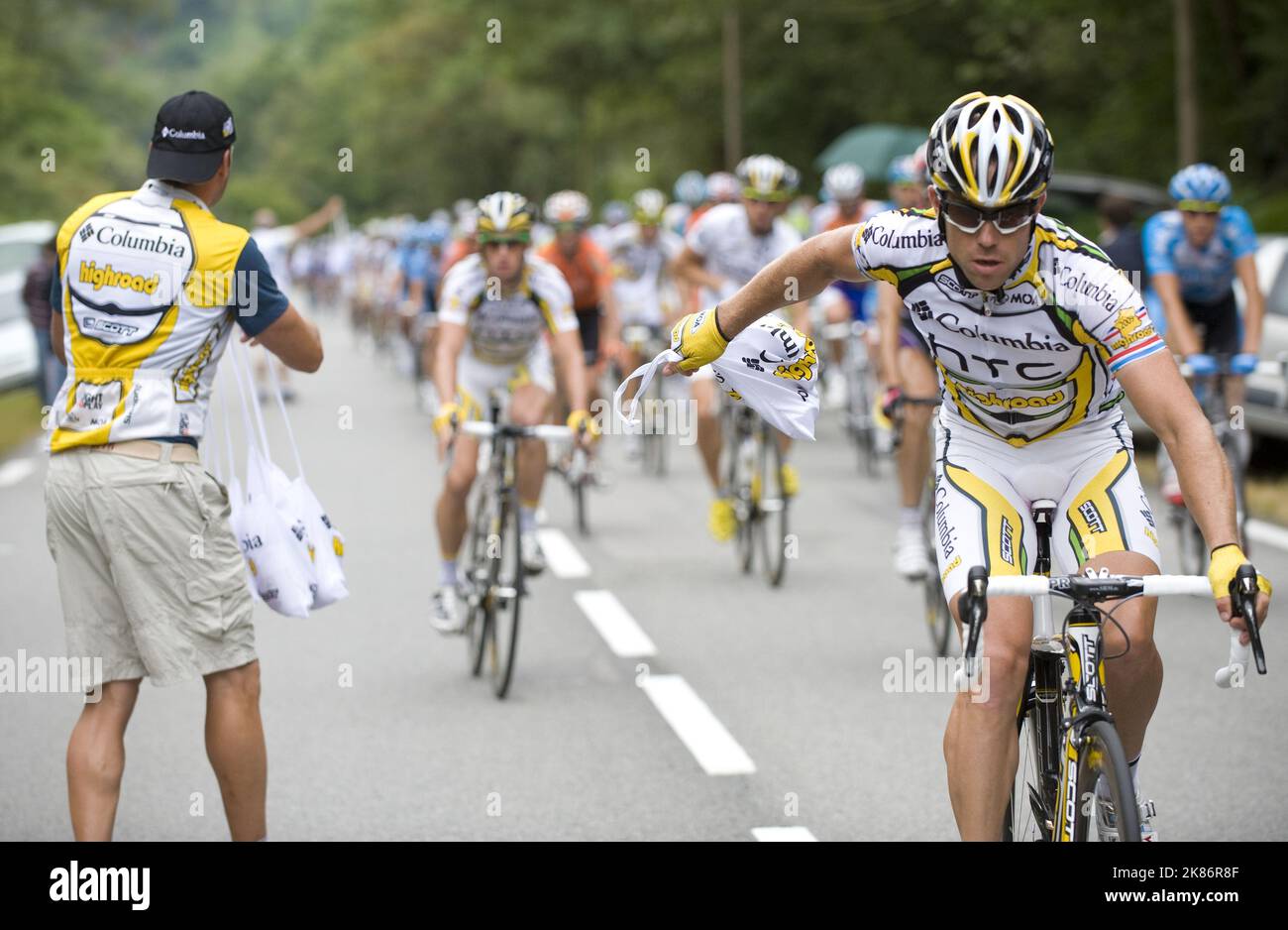 Kim Kirchen sammelt Lebensmittelbeutel in der Futterzone der Etappe 10 der Tour de France ein Stockfoto