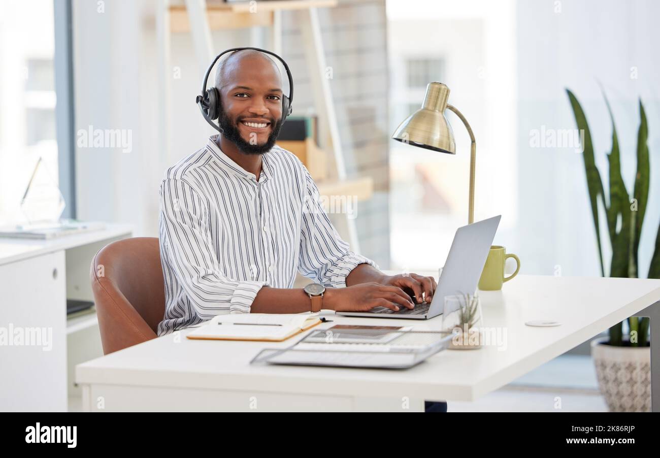 Harte Arbeit von Anfang an. Ein junger Geschäftsmann, der in einem Callcenter arbeitet. Stockfoto